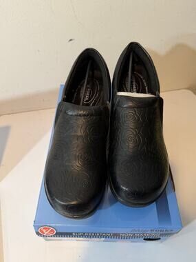 Easy Works By Easy Street Clogs Tiffany black rose emboss Size 12 M NEW